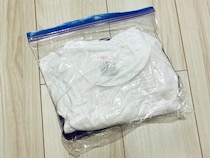 専用圧縮袋は買わなくてもOK！　家にあるジッパー袋で衣類をペタンコにする裏ワザ【1分で完了】