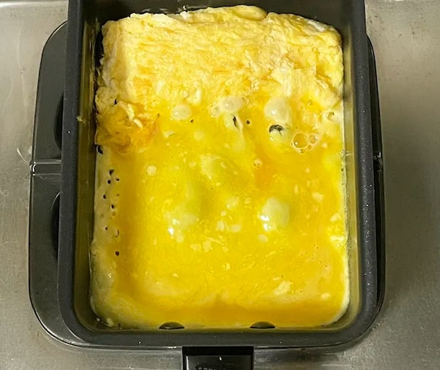 玉子焼きを作る写真（撮影：grapeフード編集部