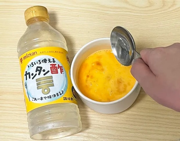 『カンタン酢』を溶き卵に加える写真（撮影：grapeフード編集部