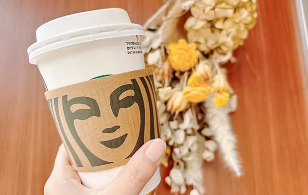 スタバドリンクとスリーブの写真（撮影：キジカク）