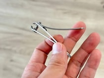 切った爪、もう飛び散らない！　いつもの爪切りに「ひと工夫するだけ」の裏技