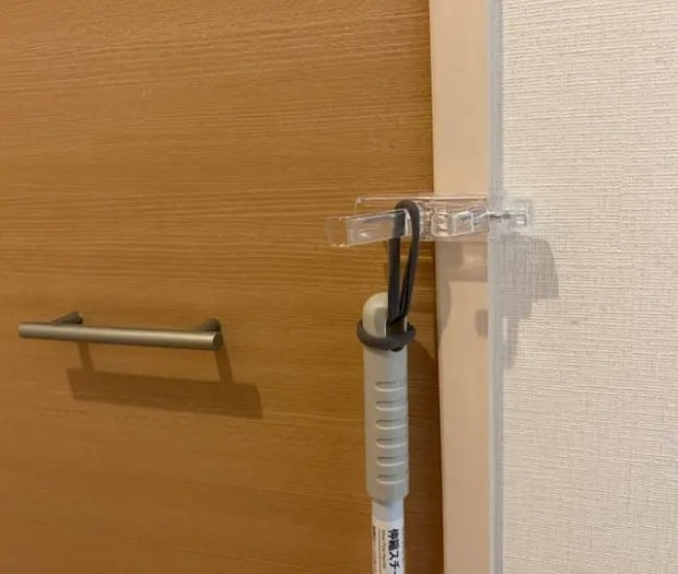 かもいフックに紐をかけている様子（撮影：grapeライフハック編集部）