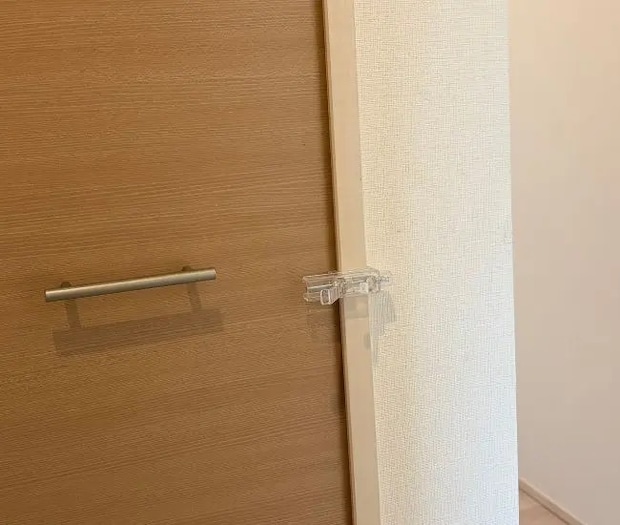 横向きにかもいフックを取りつける（撮影：grapeライフハック編集部）