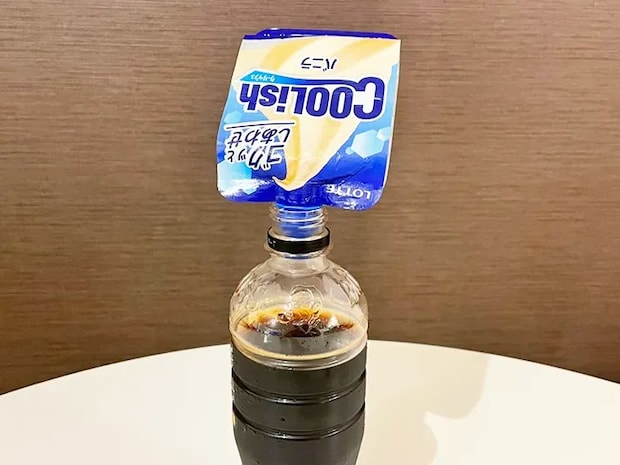 クーリッシュをコーヒーにセットした写真（撮影：grapeフード編集部）