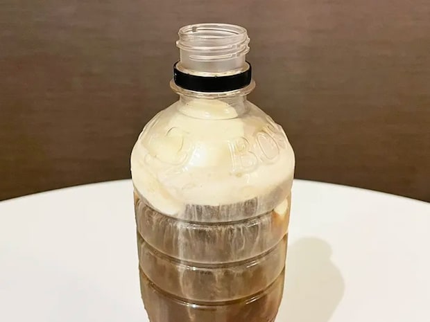 クーリッシュをコーヒーに入れた写真（撮影：grapeフード編集部）