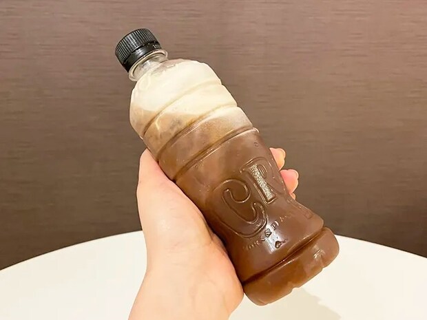 ペットボトルを振る写真（撮影：grapeフード編集部）