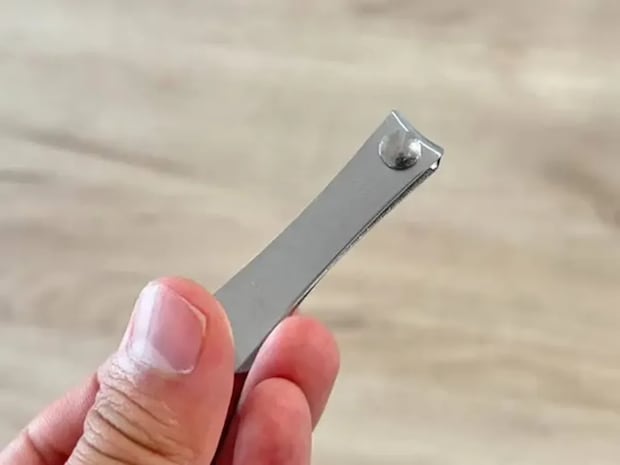 爪切りの「両サイド」にテープを貼ると？　飛び散り防止になる裏技を試した