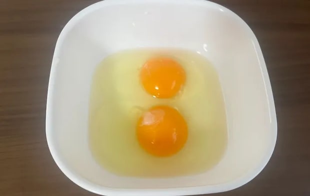 卵を2個割った画像（撮影：エニママ）