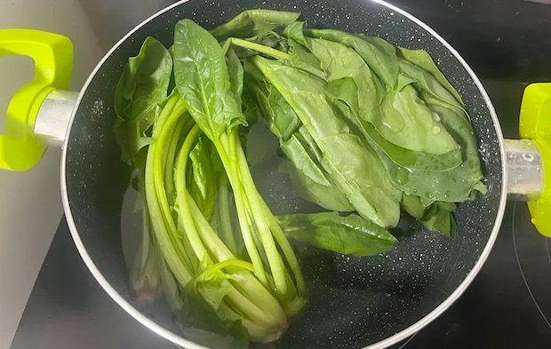 ほうれん草をゆでる画像（撮影：エニママ）