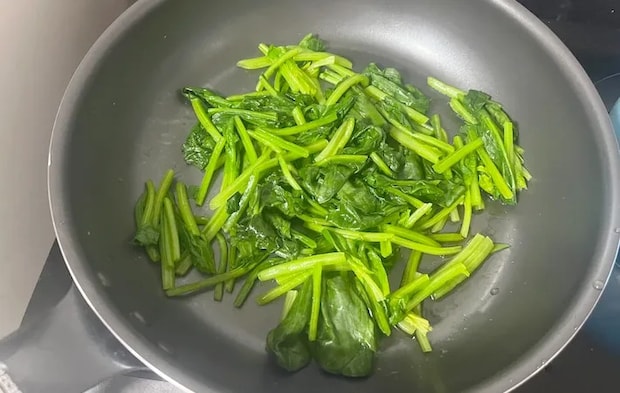 フライパンにほうれん草が入ってる画像（撮影：エニママ）