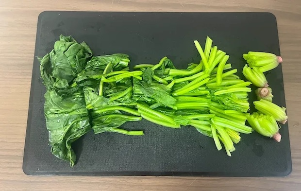 ほうれん草を切った画像（撮影：エニママ）
