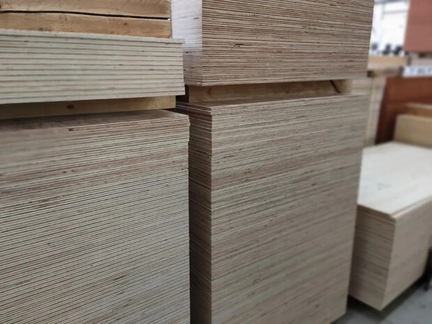 板3枚と紐だけ! セリアで作る吊り下げラックに「賃貸でもできた」【100均DIY4選】