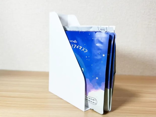 ホットアイマスクがぴったりなシール入れ（撮影：grapeライフハック編集部）