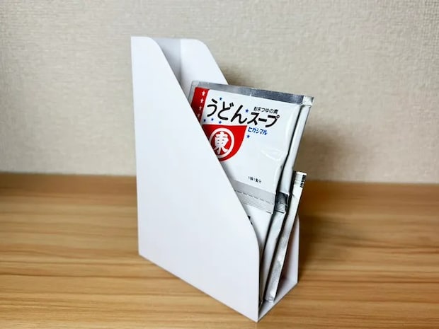 『うどんスープ』が収まるシール入れ（撮影：grapeライフハック編集部）
