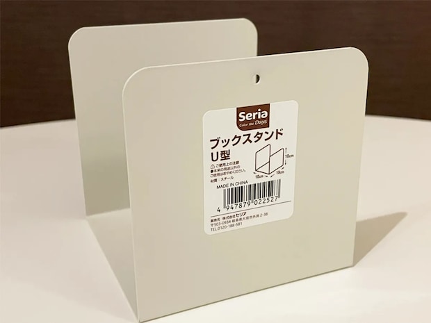100均で見つけた『U型』のブックスタンド　キッチンをより便利にする使い方に「その手があったか」