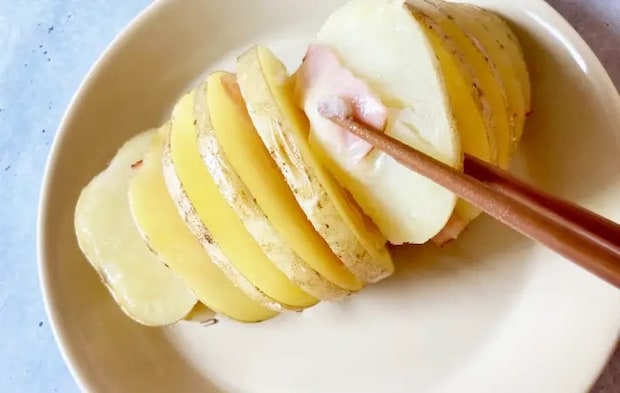箸でじゃがいもを一切れ持ち上げる画像（撮影：エニママ）