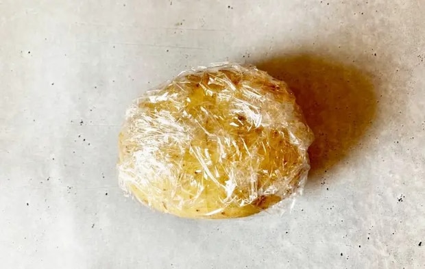 ラップに包んだじゃがいもの画像（撮影：エニママ）