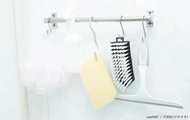 お風呂に掃除道具を置く写真