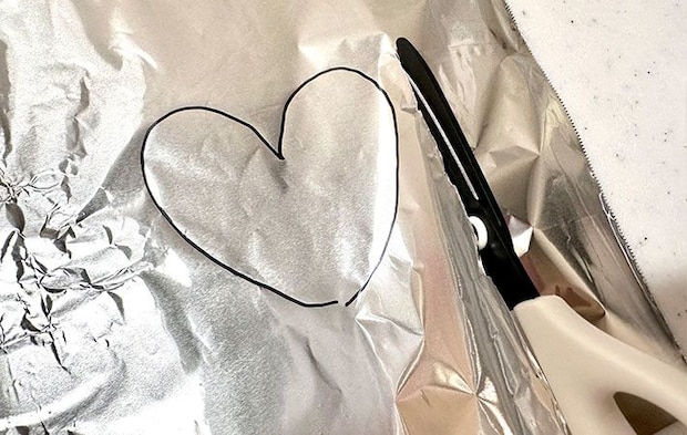 アルミホイルに書いた線に沿ってハサミを使い切っている写真（撮影：grapeフード編集部）