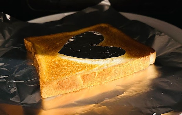 食パンにハート型のアルミホイルをのせて焼いた写真（撮影：grapeフード編集部）