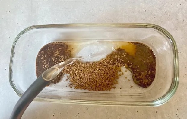 インスタントコーヒーにお湯を注ぐ画像（撮影：エニママ）