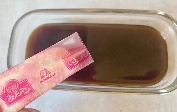 コーヒーにゼラチンを入れる画像（撮影：エニママ）