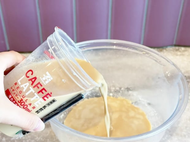 コンビニのカフェラテが大変身! 余りがちな粉を入れたらお店で出してもバレなくない!?