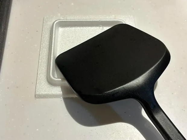 納豆パックの蓋に置いたヘラ（撮影：grapeライフハック編集部）