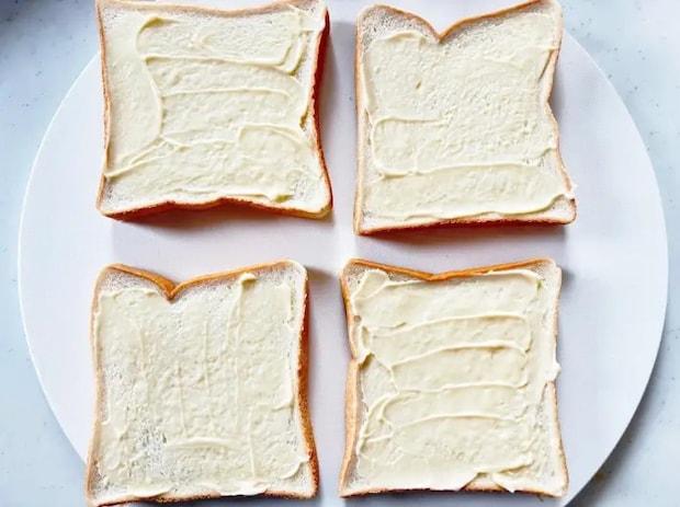 食パンにマヨネーズを塗り広げた画像（撮影：エニママ）