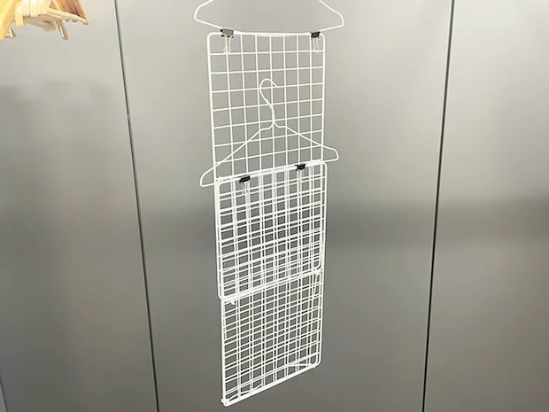 ワイヤーネットの棚をたたんだ写真（撮影：grapeライフハック編集部）