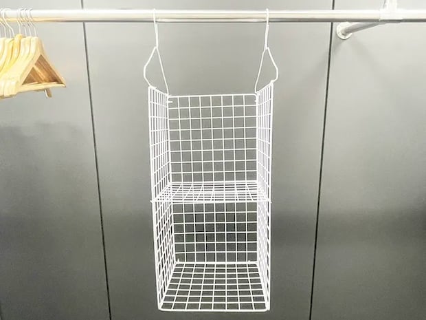 完成したワイヤーネットの吊り下げラックの写真（撮影：grapeライフハック編集部）