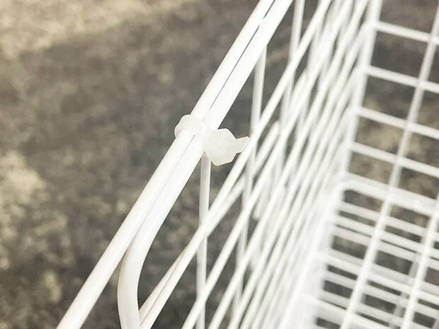ワイヤーネットにつけた結束バンドの写真（撮影：grapeライフハック編集部）