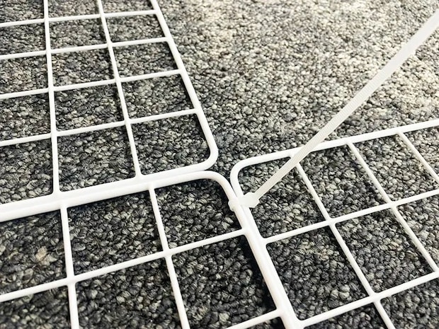 ワイヤーネットを結束バンドでくっつける写真（撮影：grapeライフハック編集部）
