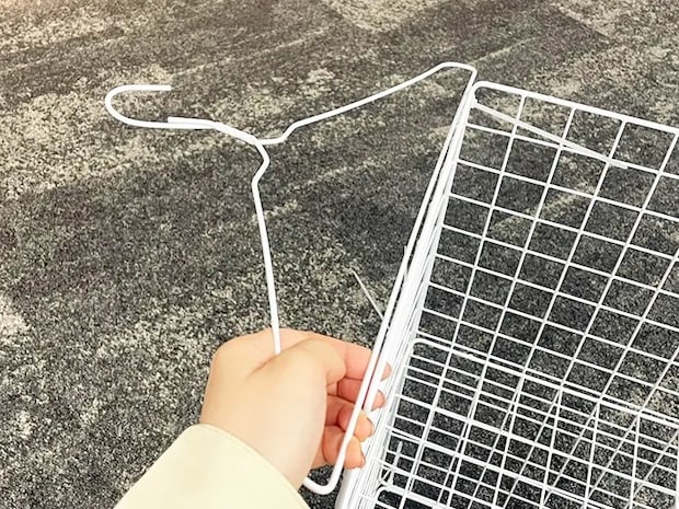 ワイヤーネットにハンガーをつける写真（撮影：grapeライフハック編集部）