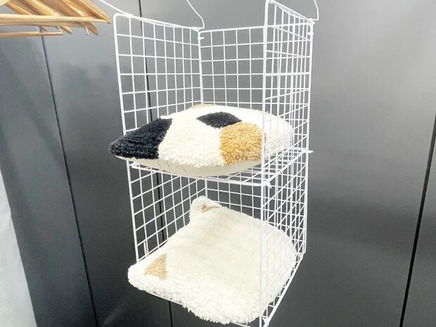 吊り下げラックにクッションを置いた写真（撮影：grapeライフハック編集部）