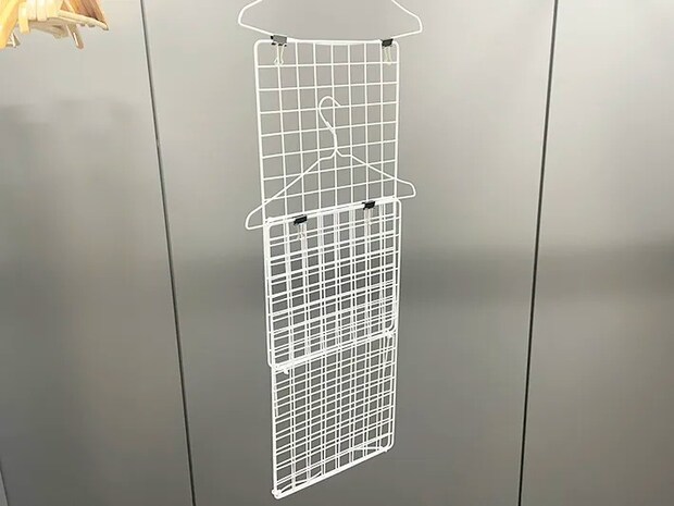 ワイヤーネットの棚をたたんだ写真（撮影：grapeライフハック編集部）