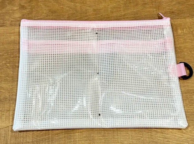 メッシュポーチに目印をつける（撮影：grapeライフハック編集部）