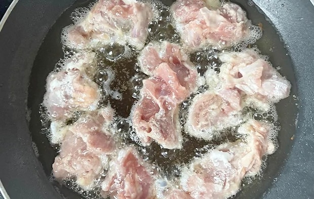 油で揚げている画像（撮影：エニママ）
