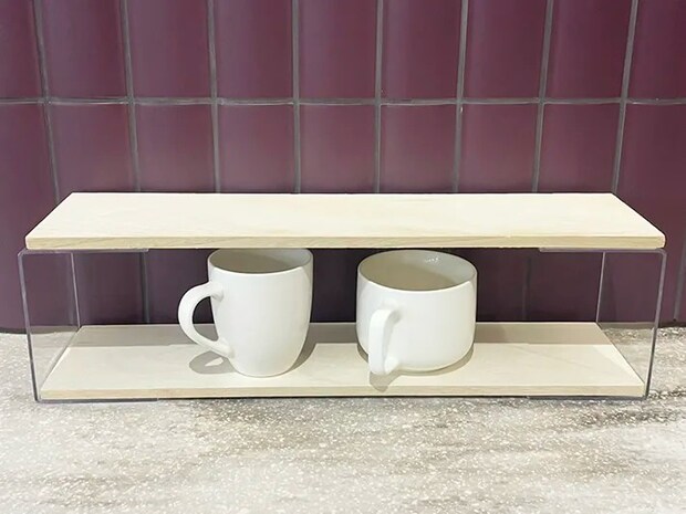 手作り棚にカップを置いた写真（撮影：grapeライフハック編集部）