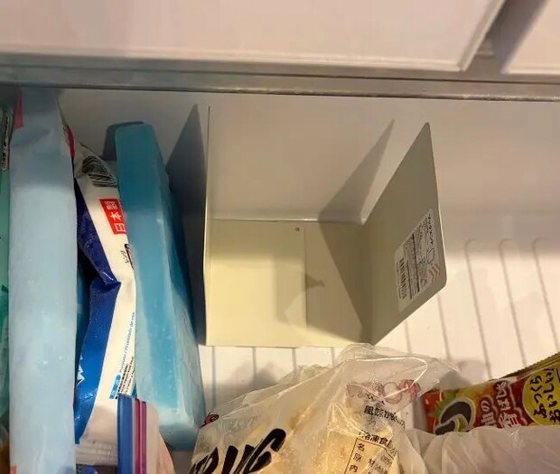 ブックエンドを設置した様子（撮影：grapeライフハック編集部）