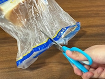 パンの留め具は使いません！　切れ込みを入れるだけの閉じ方が「意外と優秀」