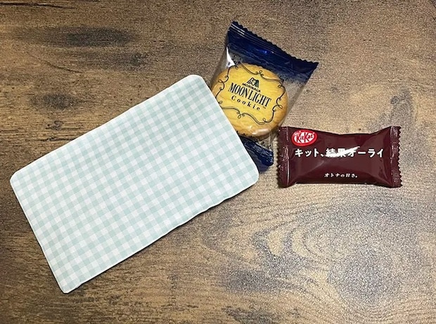 チャック袋とお菓子の写真（撮影：grapeライフハック編集部）