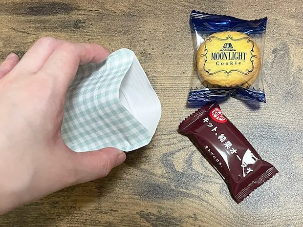 チャック袋を使う写真（撮影：grapeライフハック編集部）