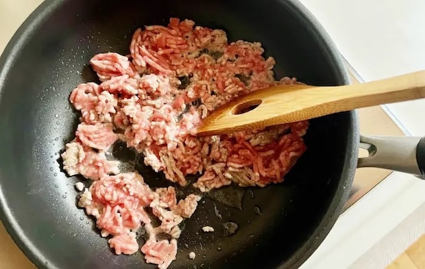 フライパンでひき肉を炒める画像（撮影：エニママ）