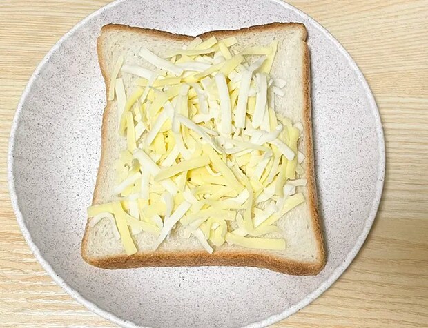 食パンにシュレッドチーズをのせた写真（撮影：grapeフード編集部）