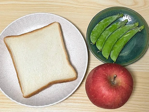 食パン、リンゴ、スナップエンドウの写真（撮影：grapeフード編集部）
