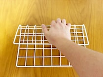 100均のワイヤーネット、体重をかけて『30度』に曲げると？　完成した「収納アイテム」が超実用的！