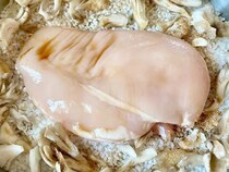 むね肉『丸ごと1枚』入れてスイッチ押すだけ！　できた一品に「パサつきなし」【炊飯器レシピ】