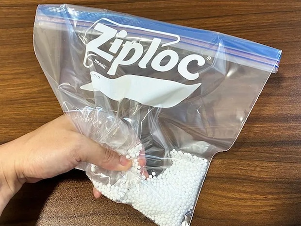 尿素と水を入れたジッパー袋を指で押しつぶす場面（撮影：grapeライフハック編集部）