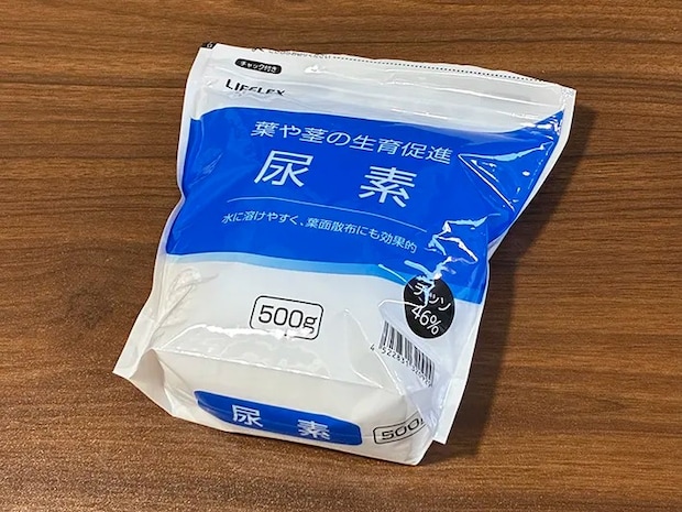 机に置かれた尿素の袋（撮影：grapeライフハック編集部）